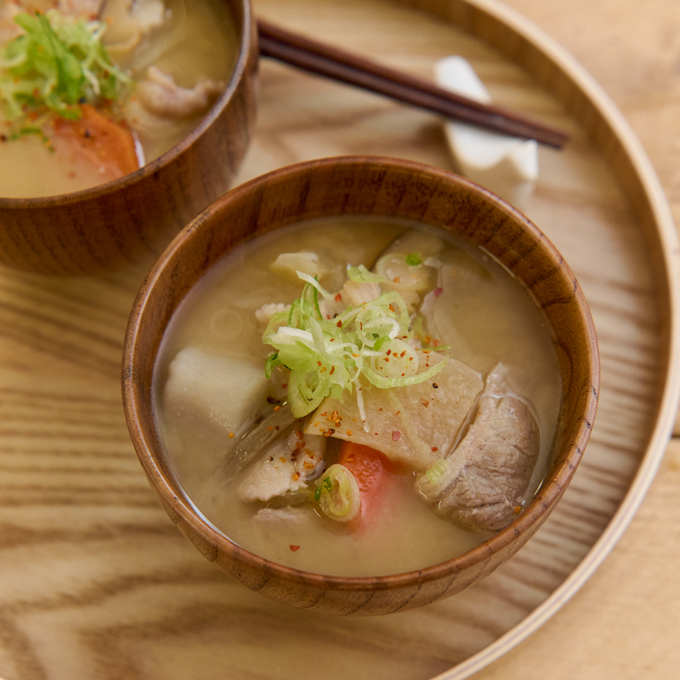 豐富肉類與蔬菜的足料豚汁 390-400克