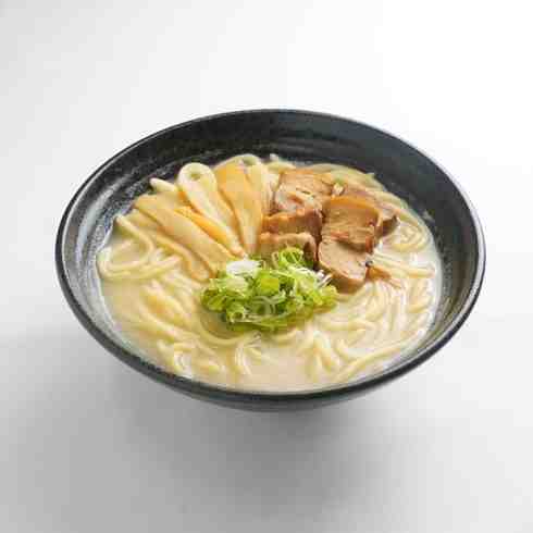 Monohon製日本産小麦麺を使用した鶏白湯ラーメン