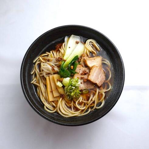 Monohon製日本産小麦麺を使用した焦がしにんにく醤油ラーメン