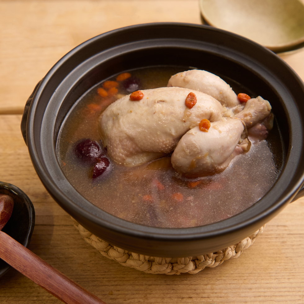 やさしいお味の丸鶏の参鶏湯（もち米使用）2人前