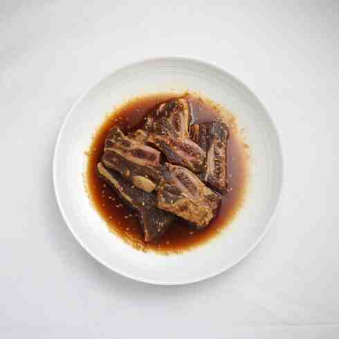 特製だれに漬け込んだ骨付きカルビ（焼き肉用、生）230g (Net 150g)　- 配送時、特にロンドン外では一部解凍されている可能性があります。