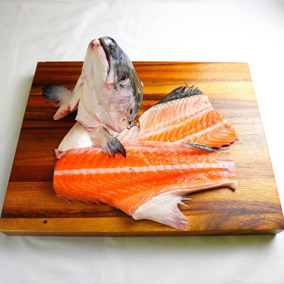 鮭のあら 800-1000g by Nobu Sakaguchi (15 years at a Michelin star)