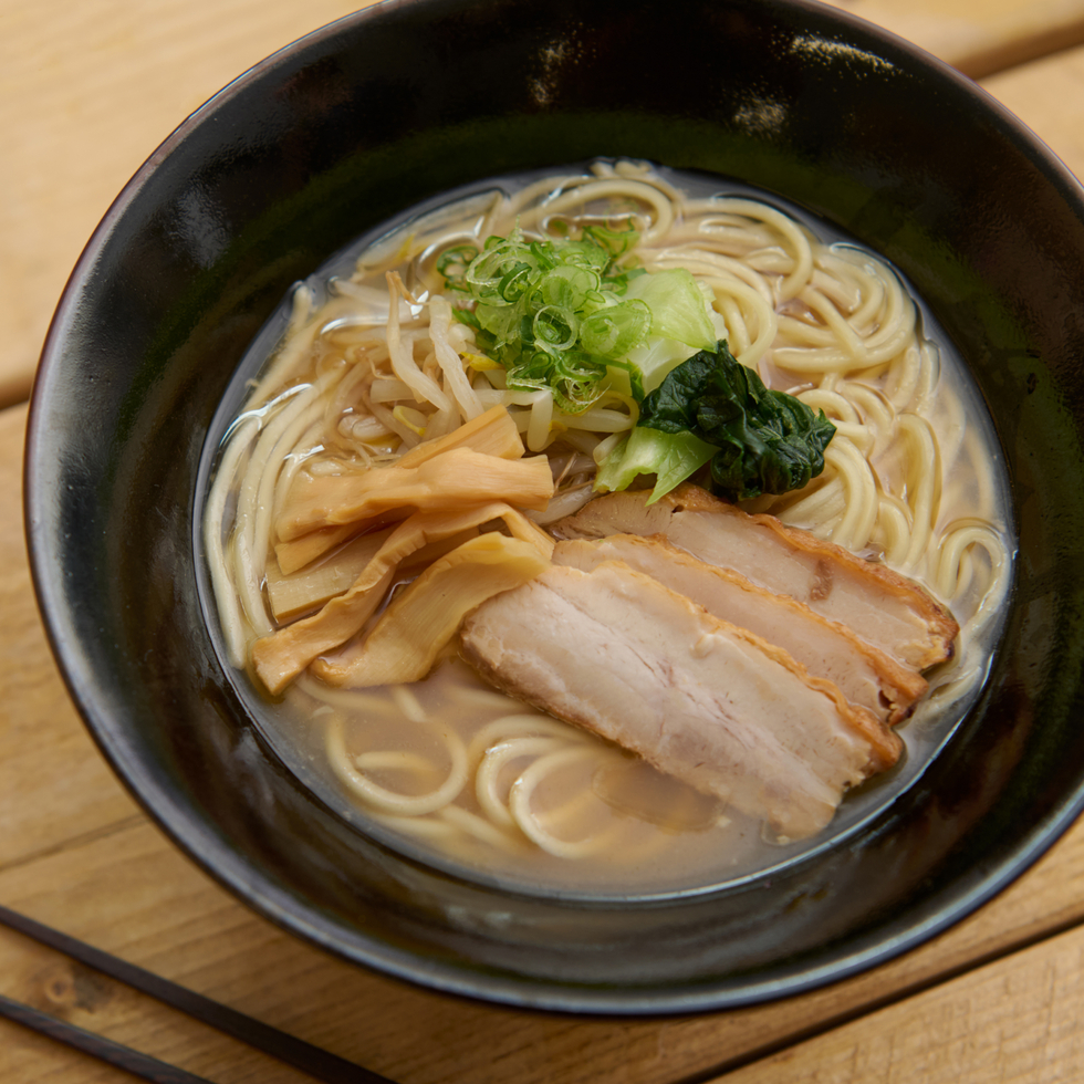 Monohon製日本産小麦麺を使用したニンニクマシマシ醤油とんこつラーメン
