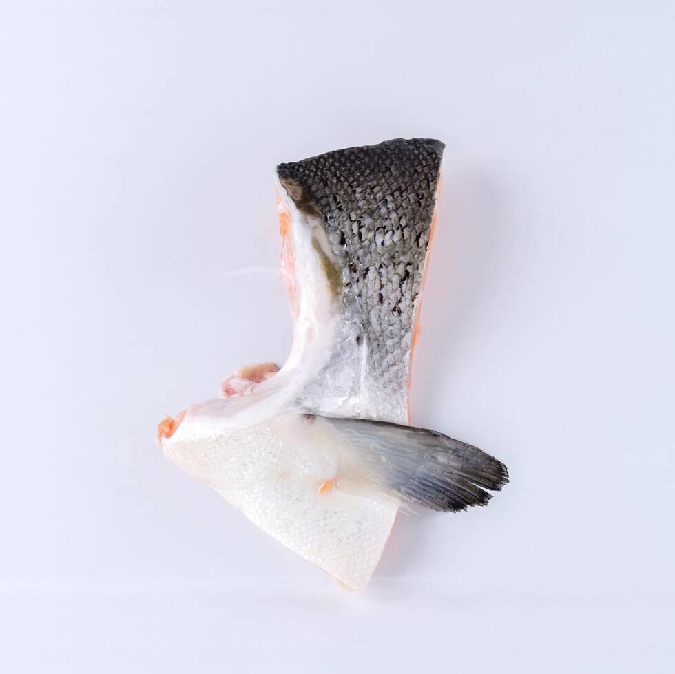 鮭かま 塩焼き・煮つけ用（刺身可） 130-200g by Nobu Sakaguchi (15 years at a Michelin star)