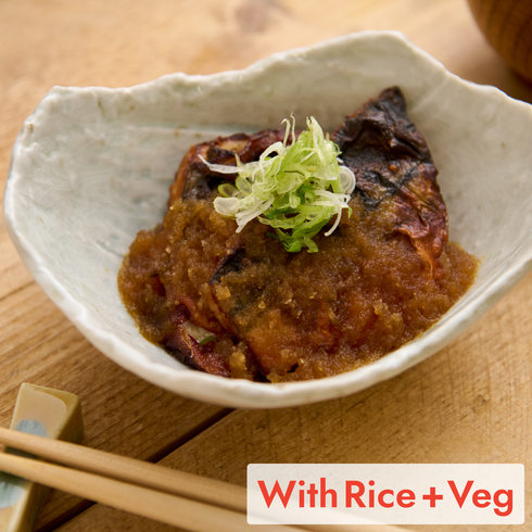鯖魚配自家製蘿蔔蓉醬汁（附白飯、蔬菜、醃菜）