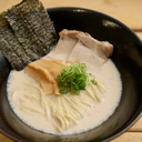 Monohon製日本産小麦麺を使用した博多風あっさり豚骨ラーメン
