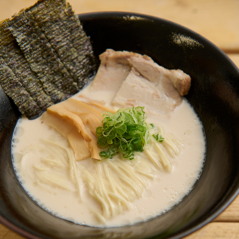 Monohon製日本産小麦麺を使用した博多風あっさり豚骨ラーメン