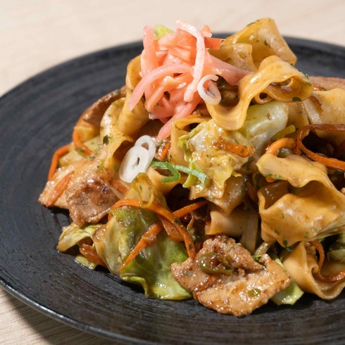 豚バラと野菜たっぷりの平打ち焼きうどん 200-210g 