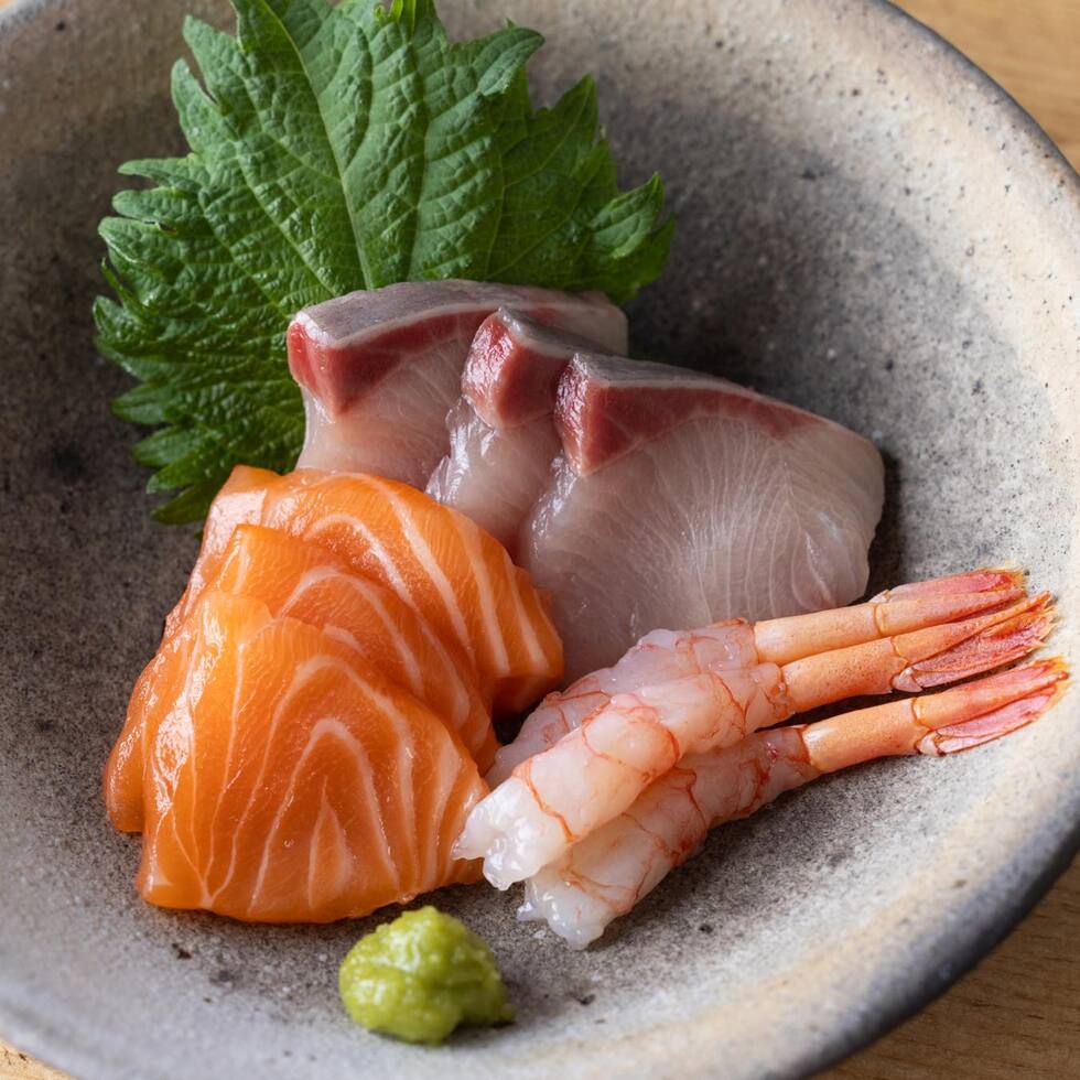 （近日登場） 刺身盛り合わせ (9切れ: サーモン、ハマチ、甘エビ) 70g by 坂口信政（1つ星で15年）