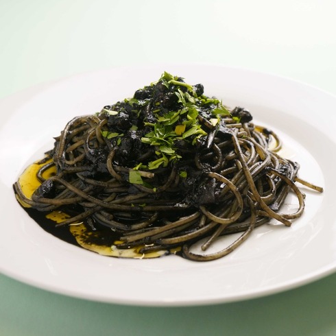 （近日登場） 蟹の旨味が溶け込んだイカ墨パスタソース by Tsubasa Hanawa former head chef at AWkitchen