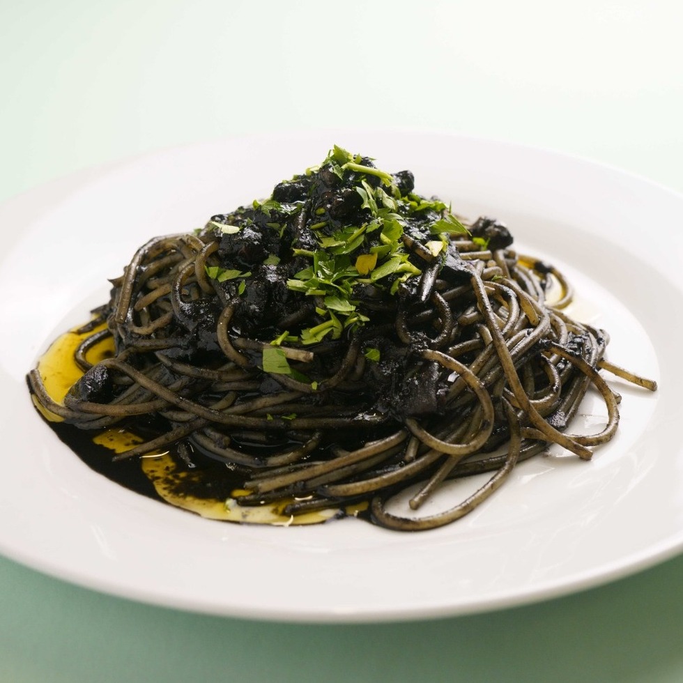 （近日登場） 蟹の旨味が溶け込んだイカ墨パスタソース by Tsubasa Hanawa former head chef at AWkitchen