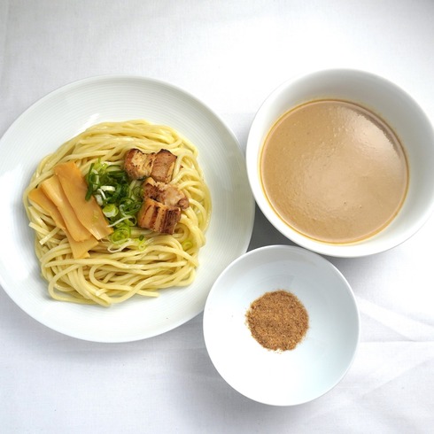 （近日登場） 日本産小麦麺を使用した 濃厚魚介つけ麺（太麺、魚粉付き）