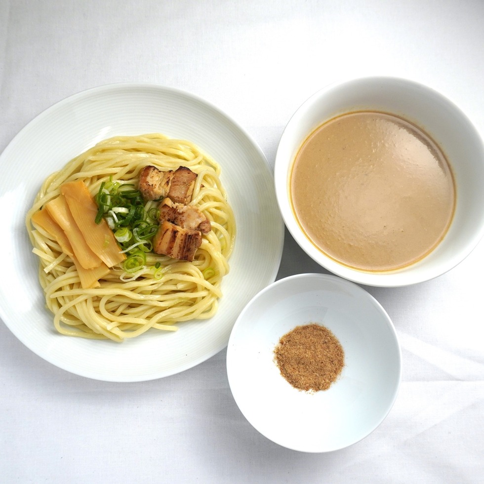 （近日登場） 日本産小麦麺を使用した 濃厚魚介つけ麺（太麺、魚粉付き）