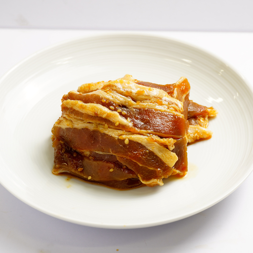 （近日登場） 特製だれに漬け込んだ豚カルビ（焼き肉用、生）160g (Net 100g) - 配送時、特にパリ外では一部解凍されている可能性があります。