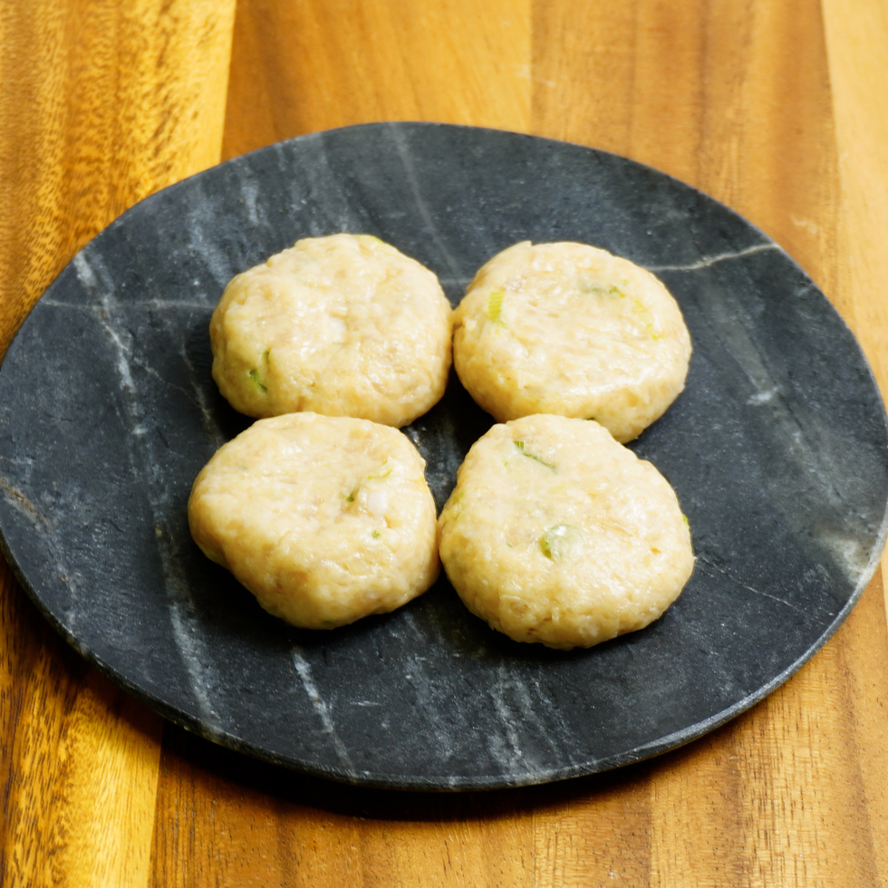 （近日登場） お家で焼くだけの自家製 お子様用鶏ひき肉ハンバーグ 40g x 4pcs