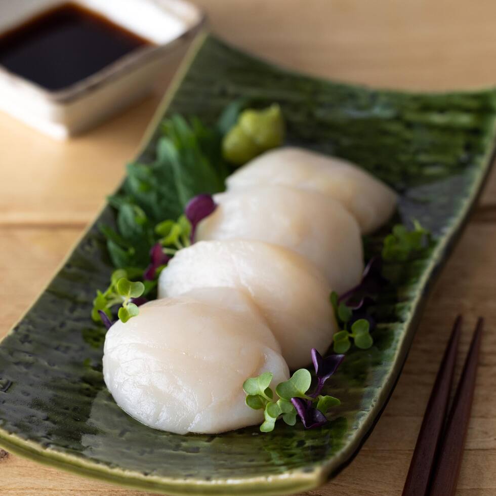 Noix de Saint-Jacques de qualité sashimi 4-5 pièces 90-100g par Nobu Sakaguchi (15 ans dans un restaurant étoilé au Michelin)