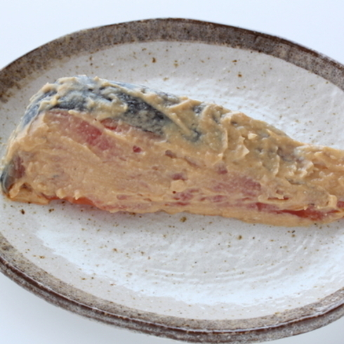 Filet de saumon kasuzuke pour grillade 100-110 g qualité Sashimi (la plus haute qualité) par Nobu Sakaguchi (15 ans dans un restaurant étoilé Michelin)