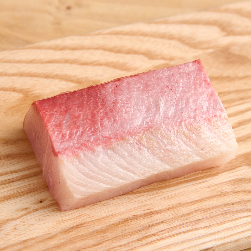 Bloc de sashimi de sériole de 90-100g par Nobu Sakaguchi (15 ans d'expérience dans un restaurant étoilé au guide Michelin)