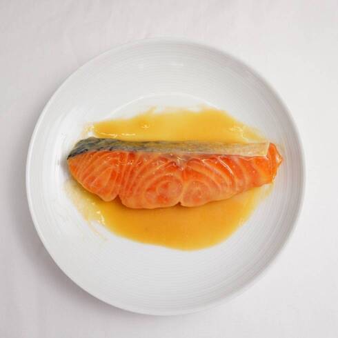 Filet de saumon mariné au miso 90-100g de qualité sashimi (la plus haute qualité) par Nobu Sakaguchi (15 ans dans un restaurant étoilé au Michelin)
