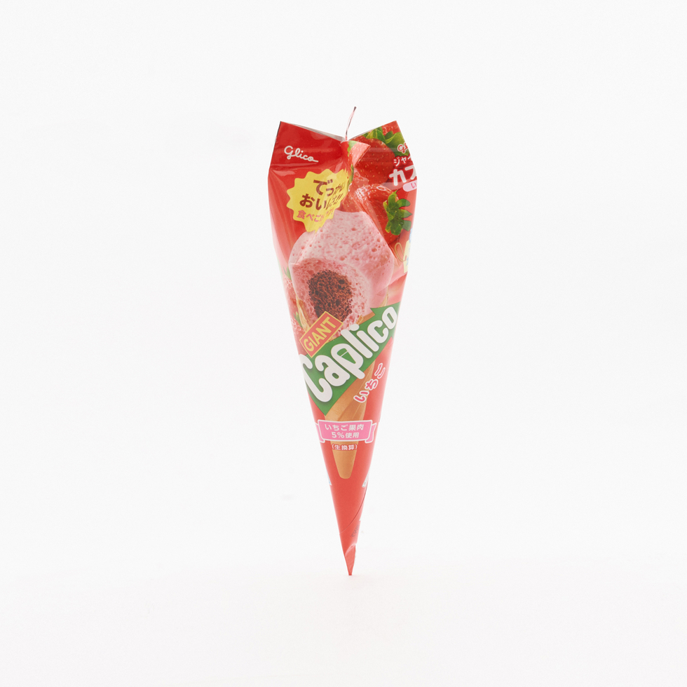 Glico Giant Caplico Strawberry Cone Chocolate Snack 35.4g