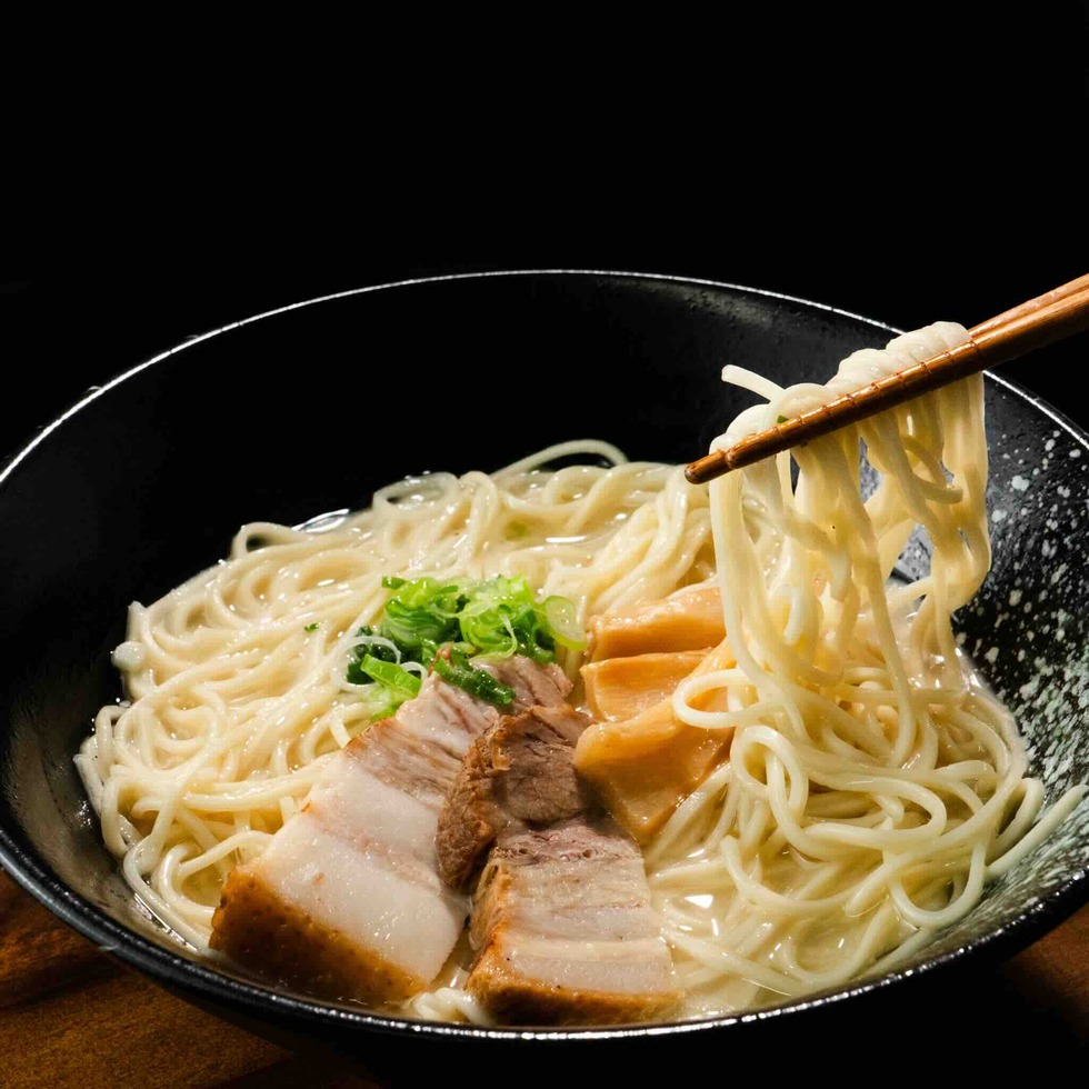 Monohon製日本産小麦麺を使用した博多風あっさり豚骨ラーメン