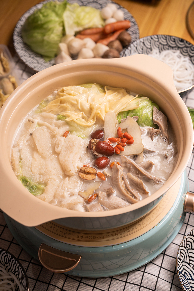 [Seasonal Limited] Yun Gui Chuan White Pepper Pig Stomach Bamboo Fungus Rice Noodles Hot Pot Kit 1400g