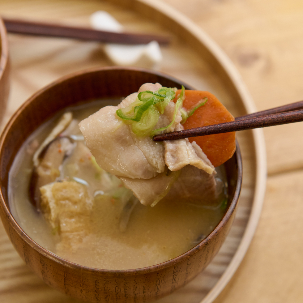 豐富肉類與蔬菜的足料豚汁 390-400克