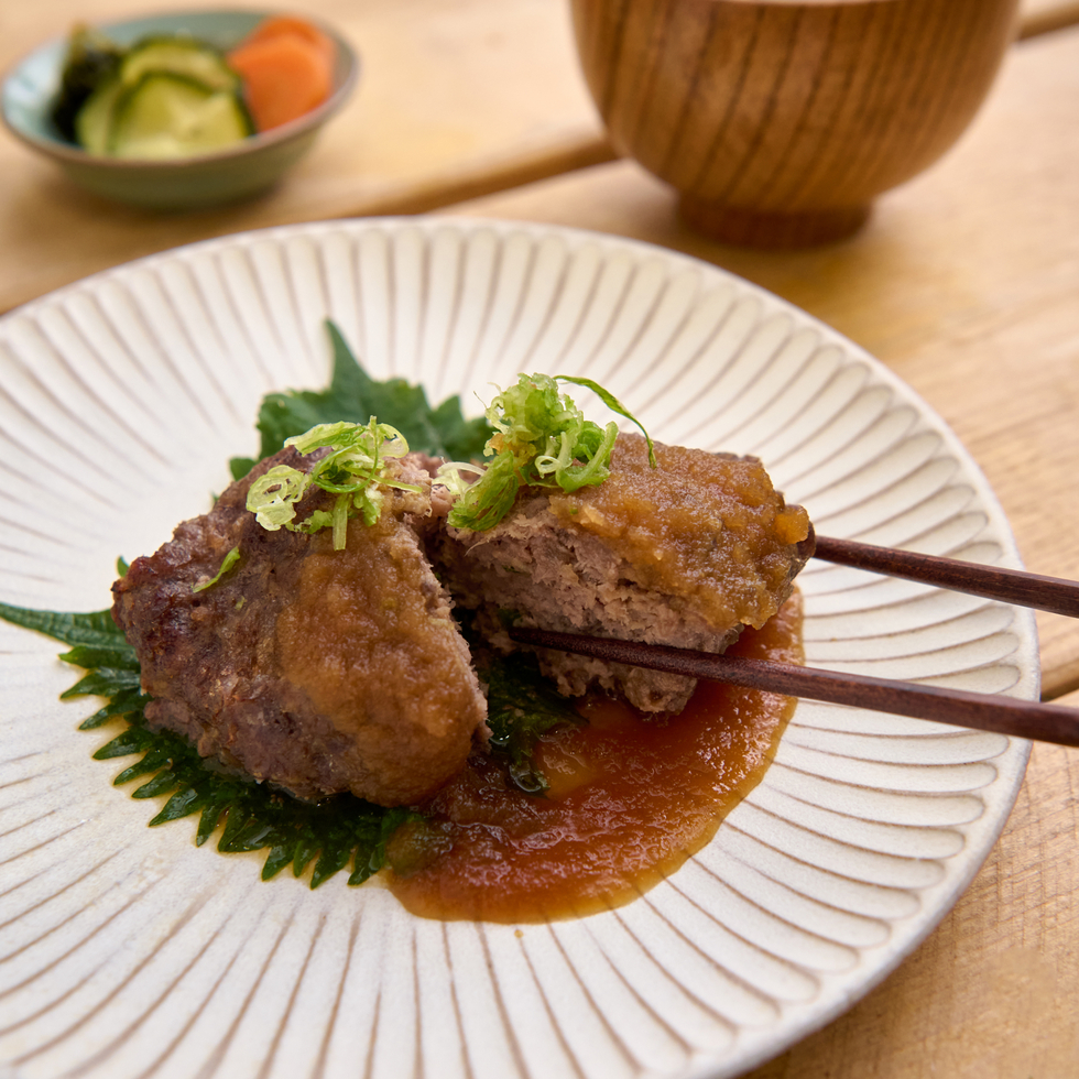 自家製手打漢堡扒配蘿蔔蓉醬汁