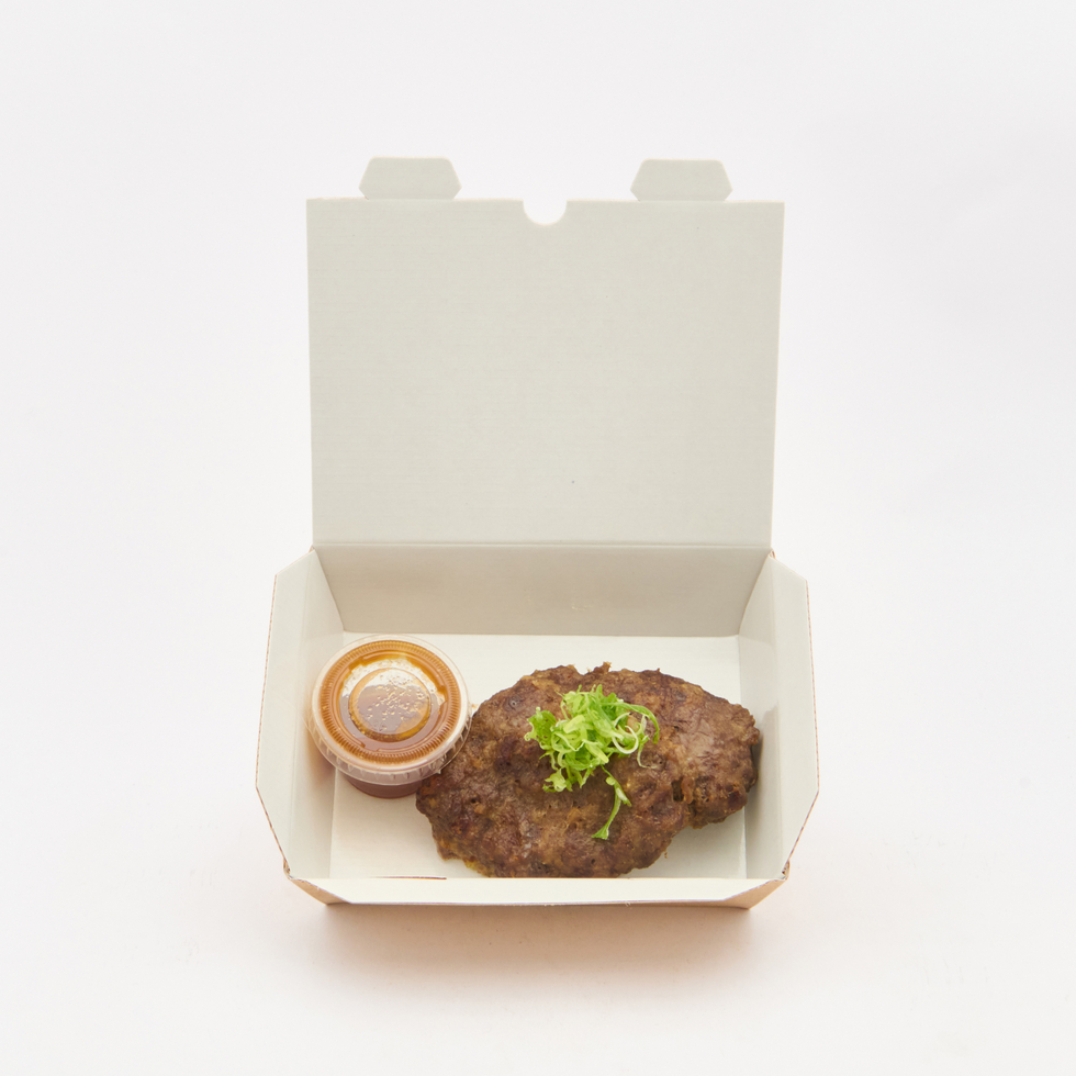 自家製手打漢堡扒配蘿蔔蓉醬汁