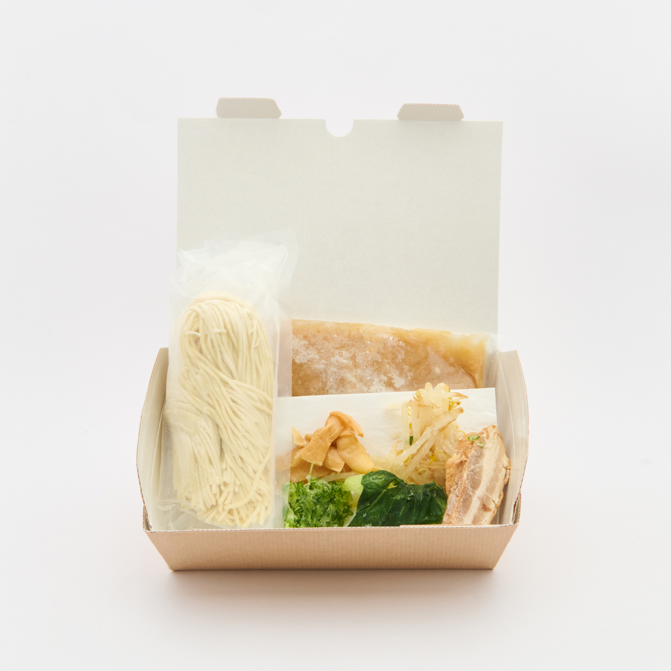 Monohon製日本産小麦麺を使用したニンニクマシマシ醤油とんこつラーメン